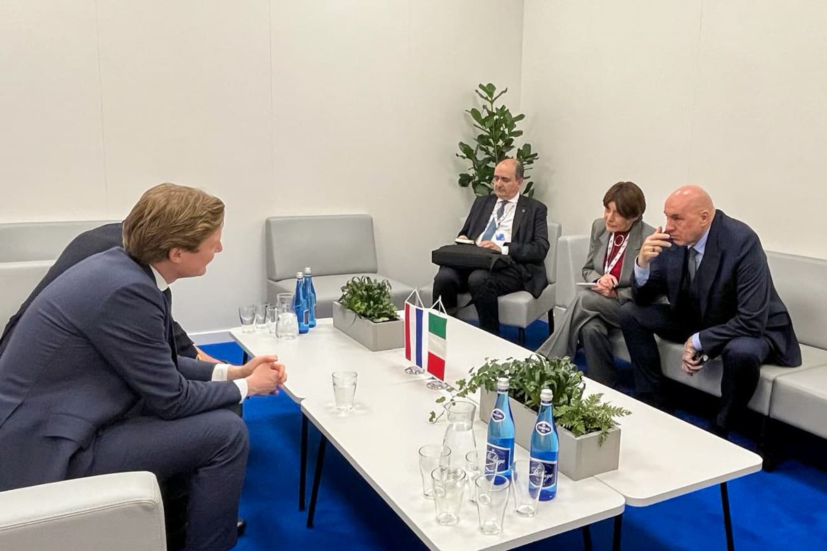 MinisteroDifesa's tweet image. #Varsavia 
"Cordiale incontro con collega dei #PaesiBassi Ruben Brekelmans @DefensieMin a margine della Riunione informale dei Ministri della #Difesa #UE. Gli ottimi rapporti tra i nostri Paesi sono premessa per rafforzare la cooperazione tra le nostre #ForzeArmate e nel settore