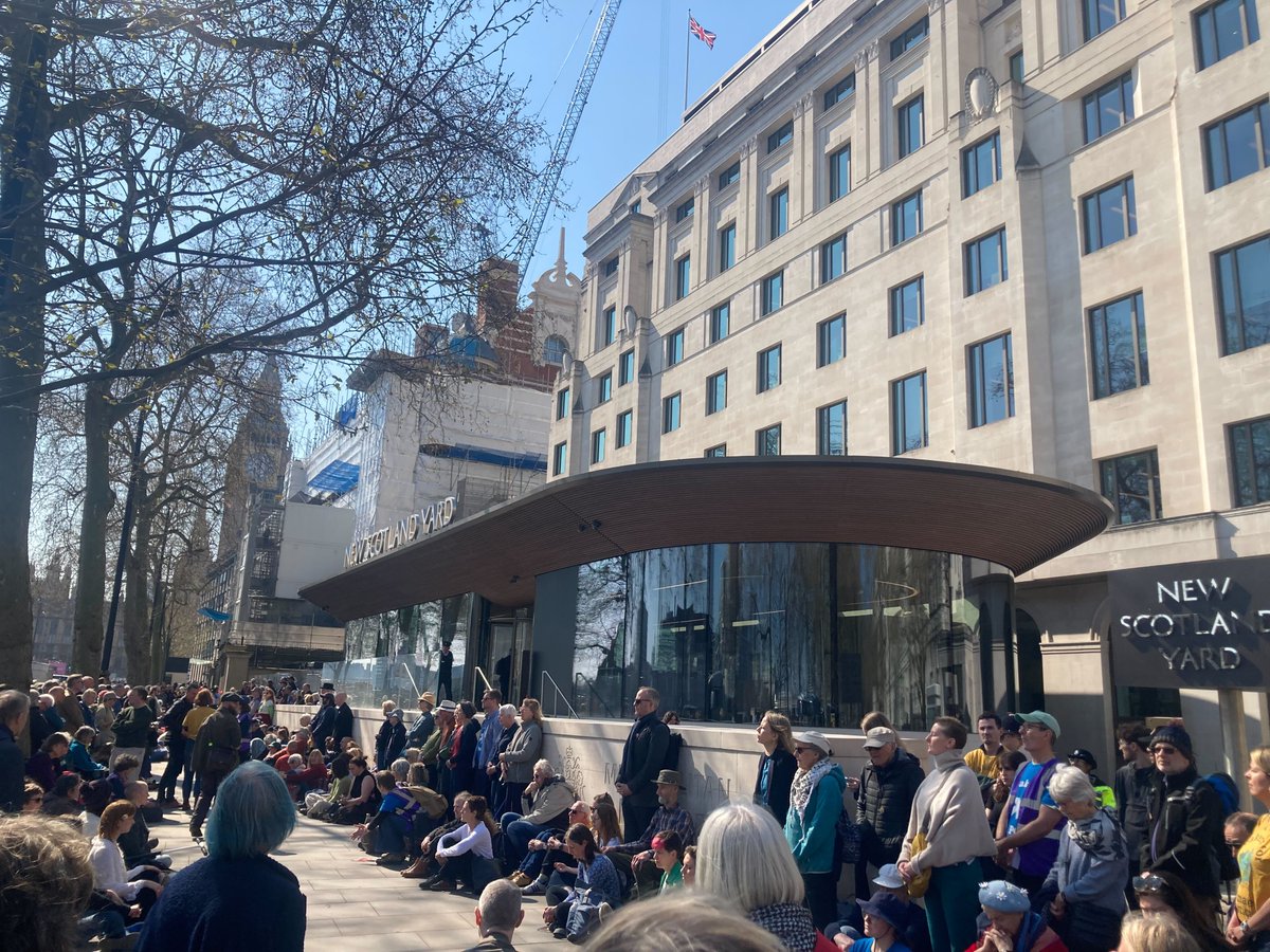 friends_earth's tweet image. Solidarity with Quakers&apos; prayer circle for peace - hundreds outside New Scotland Yard today, in response to police breaking into Westminster Quaker Meeting House last week &amp;amp; arresting six young people holding a meeting over concerns for the #ClimateEmergency &amp;amp; #Gaza.