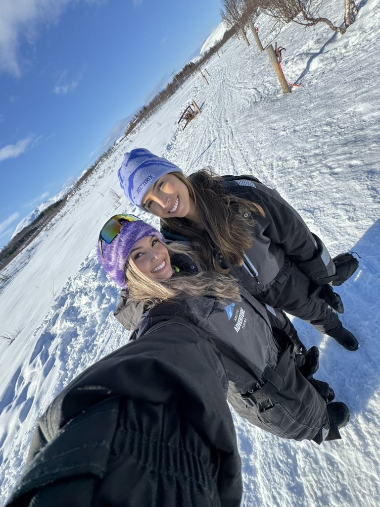 cold but happiii gals 🤍