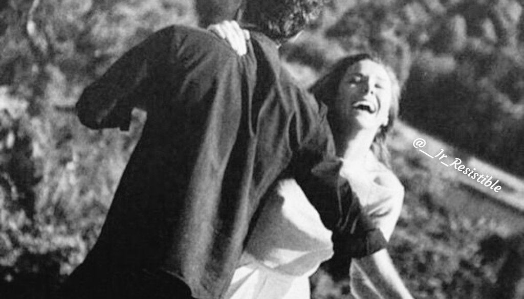 "Yaşamak dediğin bir yürek dolusu gülüş..

Bir heybe dolusu umut’tur"..❦..