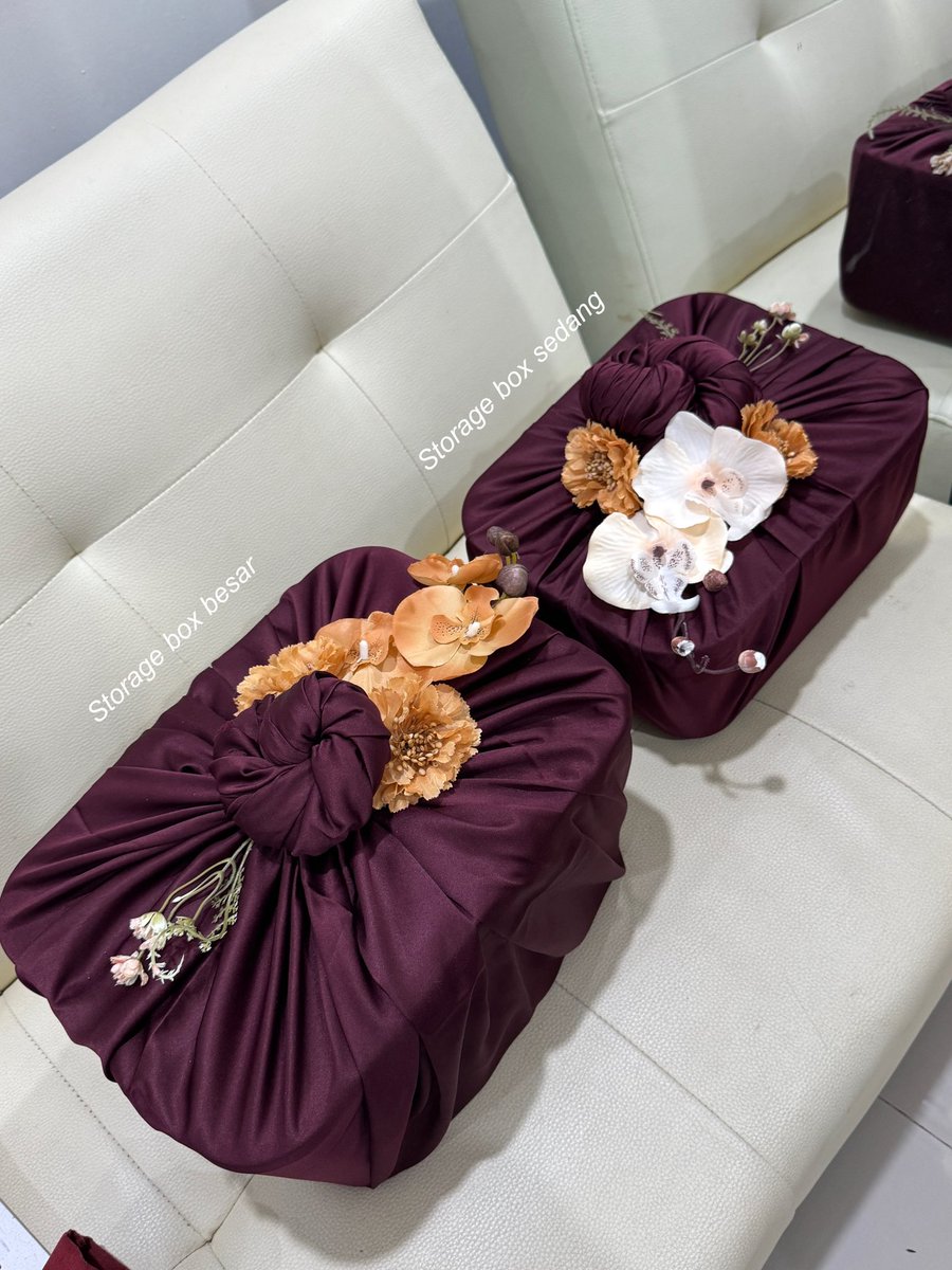 INI SPILL &amp; TUTORIAL HIDDEN SESERAHAN✨✅

• Kain satin (burgundy) minta potong 150x100 s.shopee.co.id/5VHiWX7MDo
• Box ukuran sedang &amp; besar s.shopee.co.id/LZcN6PPWh
• Bunga gerbera (brown) s.shopee.co.id/5KyIKMLwlN
• Bunga anggrek (cream &amp; peach) s.shopee.co.id/9UnrI6Uwda