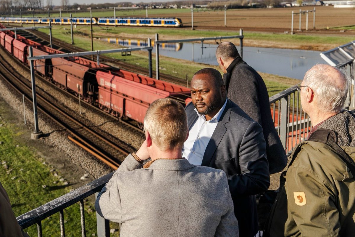Kamer verenigd in kritiek op @stasIenW over spoorgoederenvervoer. Mensen maken zich terecht zorgen over de veiligheid van het vervoer van gevaarlijke stoffen over het spoor. De regels zomaar versoepelen is onverantwoord. Terug naar de tekentafel voor een veilige oplossing!