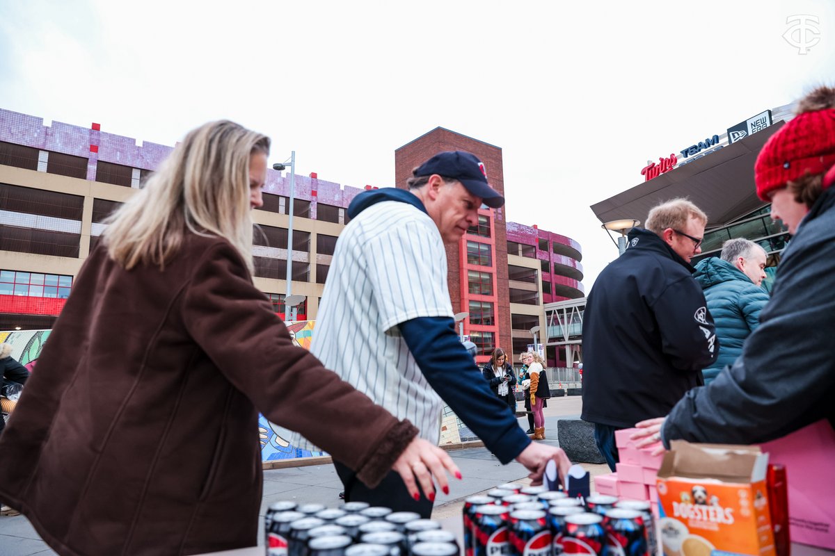 Twins's tweet photo. There is nothing quite like a hot dog for breakfast. Happy Home Opener, Twins Territory! https://t.co/tKzPJ3MXOo