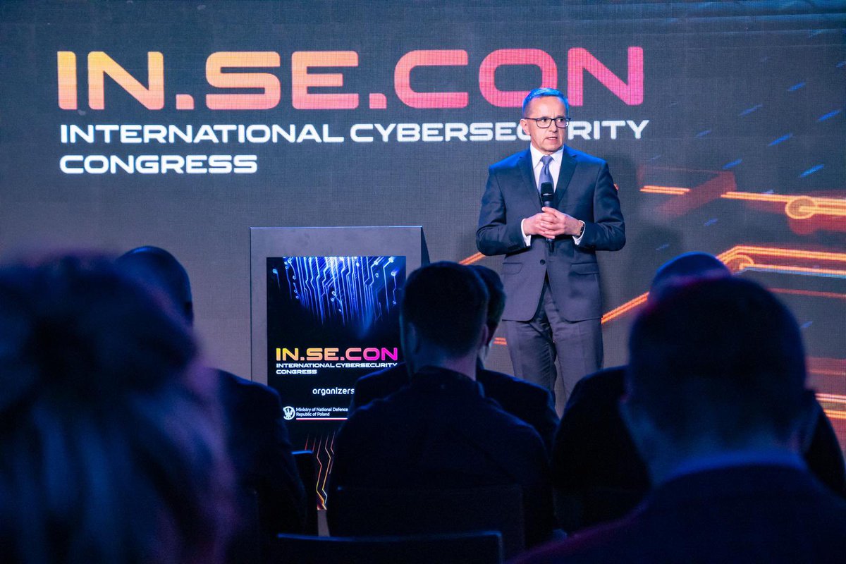 CYBER_MIL_PL's tweet image. Dyrektor Departamentu Cyberbezpieczeństwa MON, Paweł Dziuba zakończył Kongres @InseconConf. Ministerstwo podjęło rękawicę organizacji Kongresu rok temu, dziś kończymy drugą edycję. Dziękując wszystkim prelegentom oraz wystawcom, zachęcamy do współpracy przy kolejnej edycji za…
