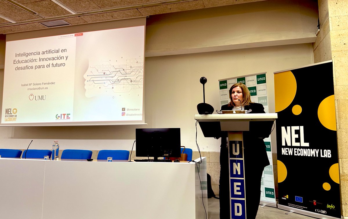 MartinVarelaDav's tweet photo. Escuchamos a Isabel Solano del grupo de investigación sobre Inteligencia Artificial y Pedagogía en la @UMU 

Hay poca investigación con resultados relevantes sobre pedagogía e inteligencia artificial, y poca reflexión ética. https://t.co/eN6zfjFA0l