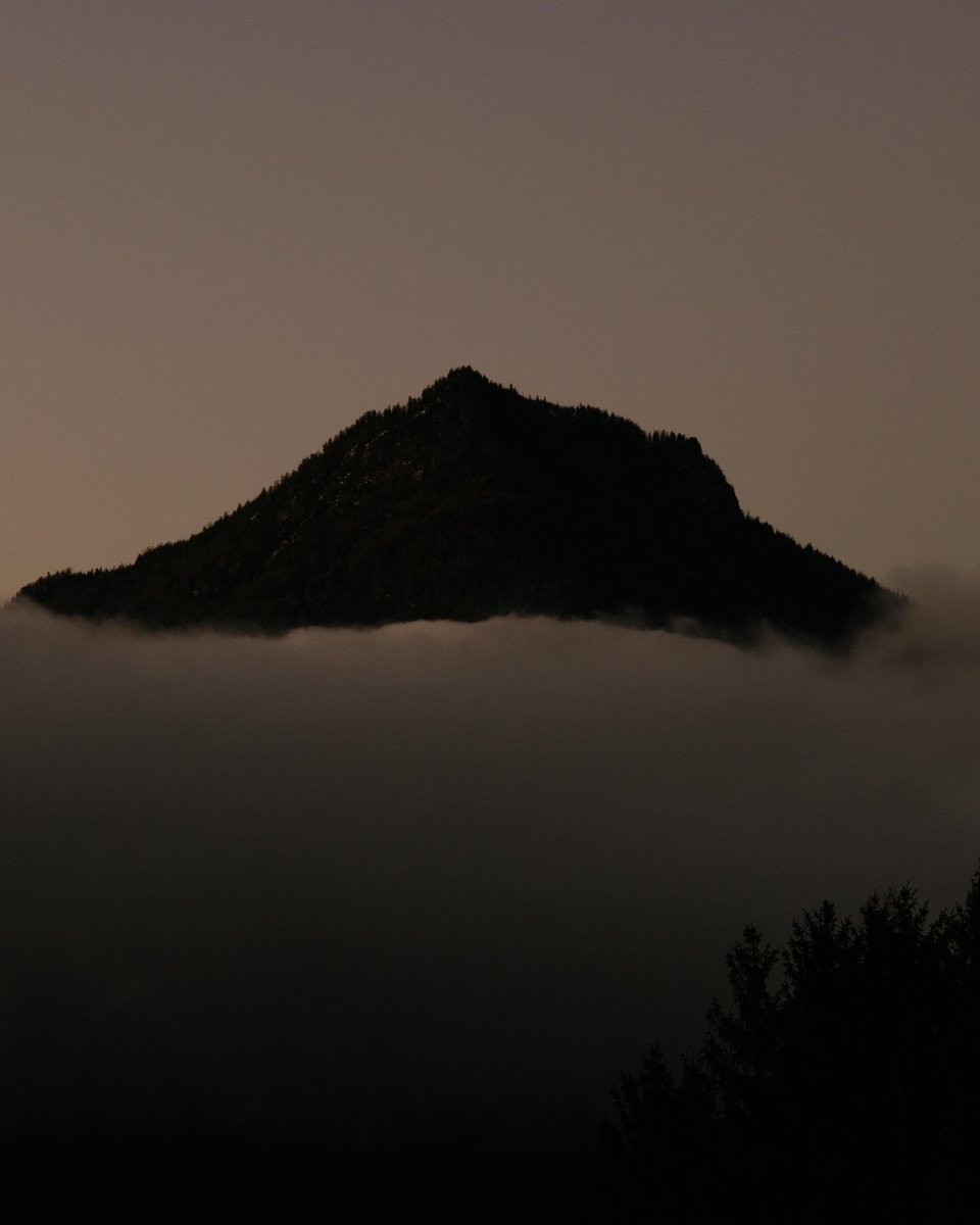 Flexform_ITA's tweet image. Just as mountains determine a landscape, so the new Loungescape sofa shapes the home’s environment, becoming the focal point of the living room and opening new perspectives on comfort and elegance. #Flexform #2025Collection #MDW25 #MilanoDesignWeek #Fuorisalone2025 #design…