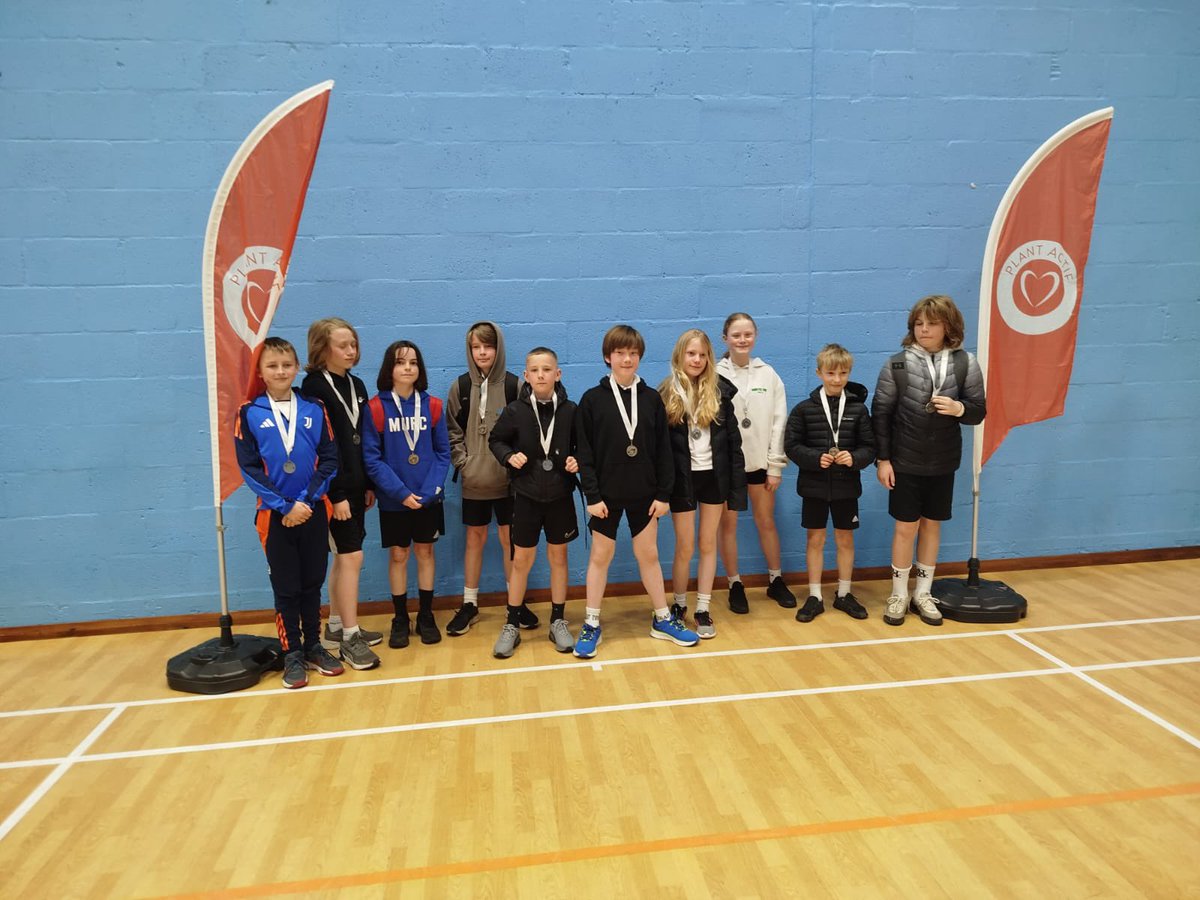 Tîm athletau dan do Y Garnedd wedi dod yn ail allan o 70 o ysgolion. O'r chwith: Aran, Morgan, Math, Jack, Archie, Emrys, Jess, Seren, Macsen a Tomos. Llongyfarchiadau mawr iddynt