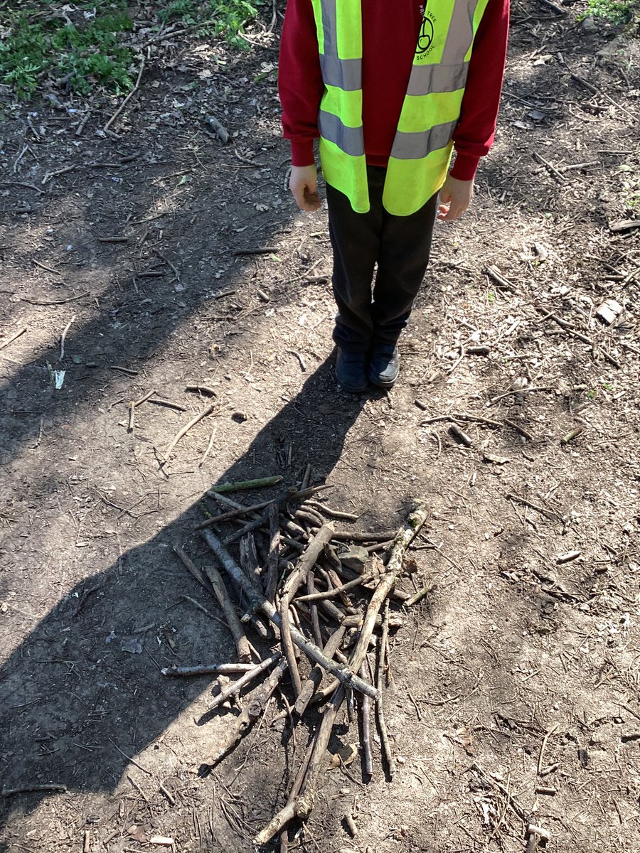 MrsDavisCTS's tweet photo. A fabulous afternoon walk, exploring the woods! Look at all the land art we created. Thank you to all our parent volunteers for accompanying us! We had a great afternoon! ☀️ 🖼 @headcherrytree @CTS_Watford https://t.co/nDkQgEw3YB