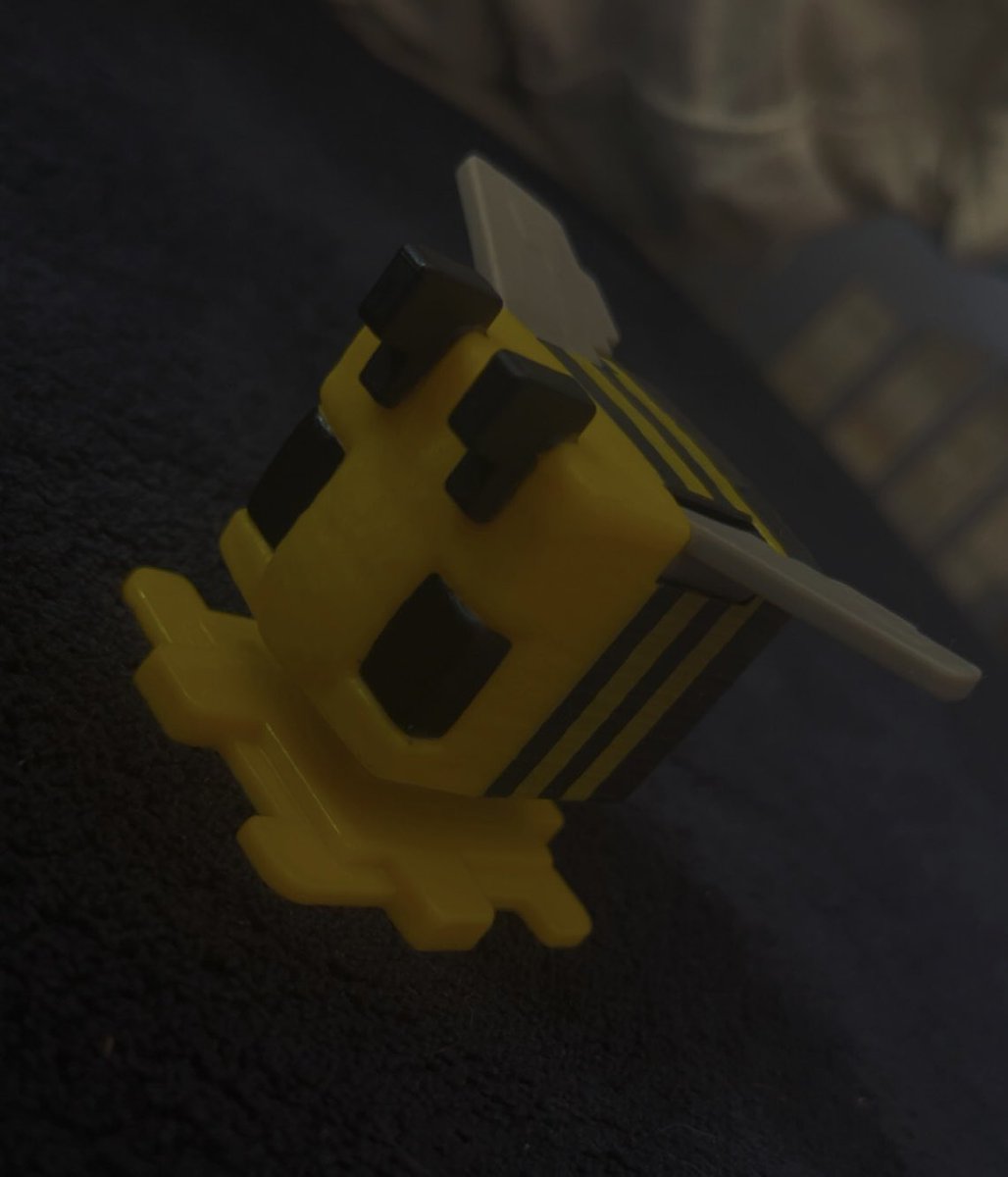 tinydinosour_'s tweet photo. Look what I got 🐝💛
#agere #ageretwt #minecraft #bee https://t.co/wLs4fJn3No