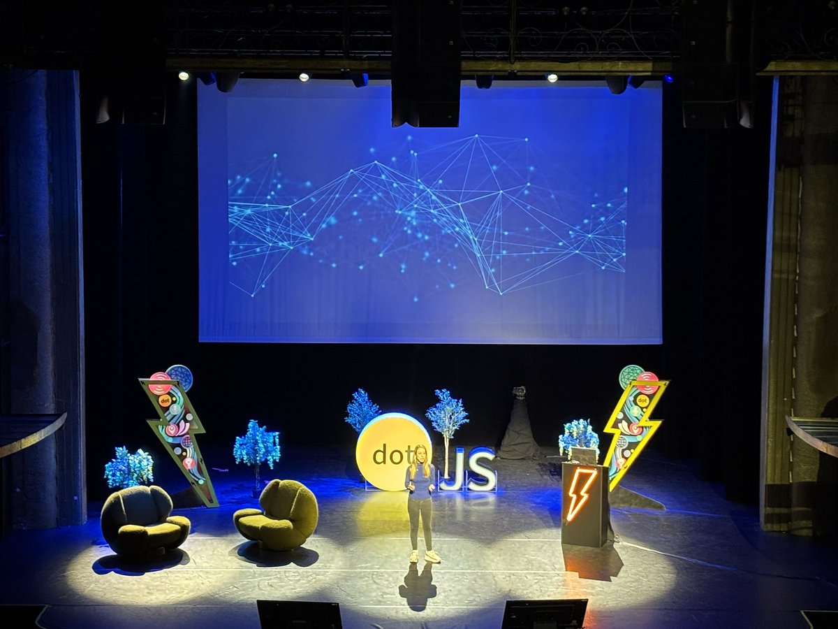 dotJS's tweet image. Now on stage at #dotJS @sarah_edo talking about « The Wind and the Waves: The formation of Framework Waves from the Epicenter »