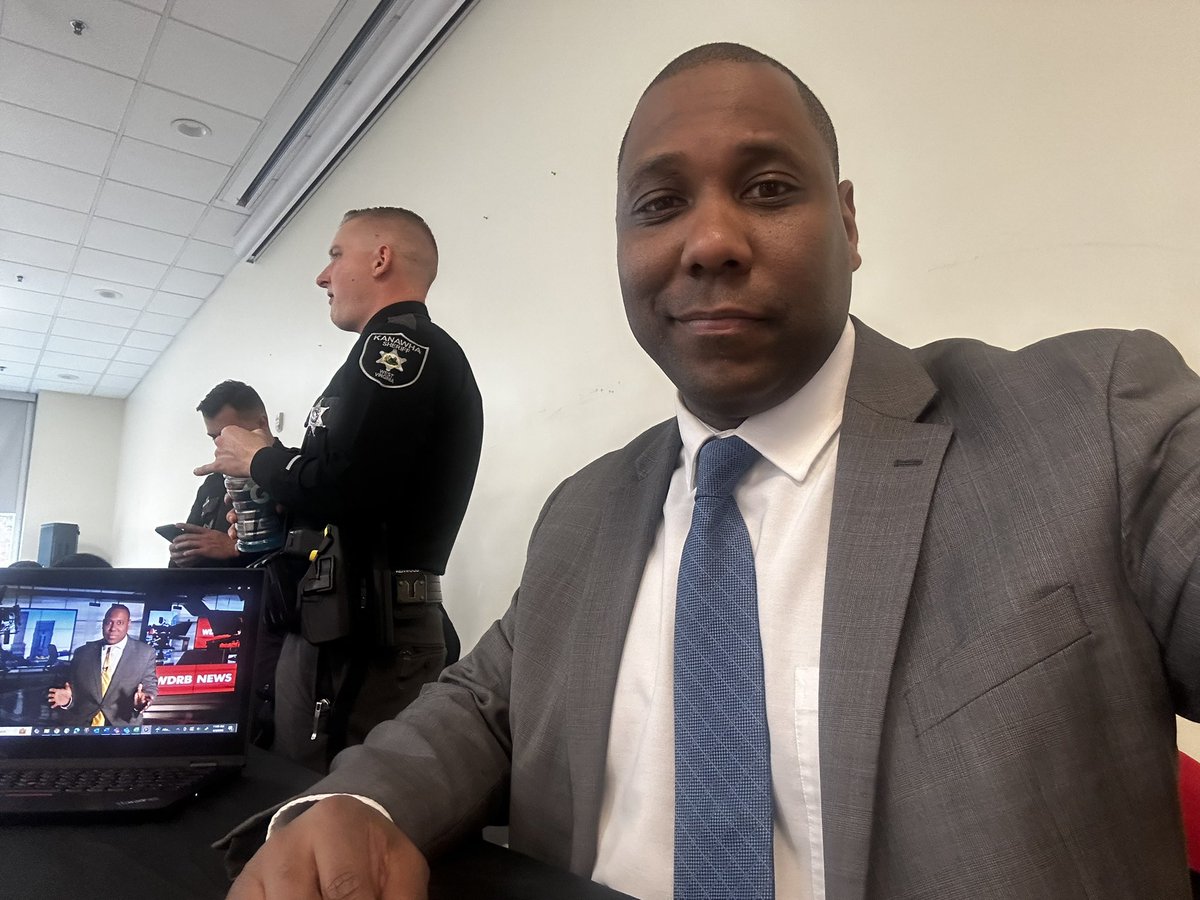FUTURE STORYTELLERS I’m looking for 🫵🏾you <a href="/WVStateU/">West Virginia State University</a> today. Stop by the career fair in the student union building. There are job opportunities <a href="/WDRBNews/">WDRB News</a>. I’m here until 2pm.