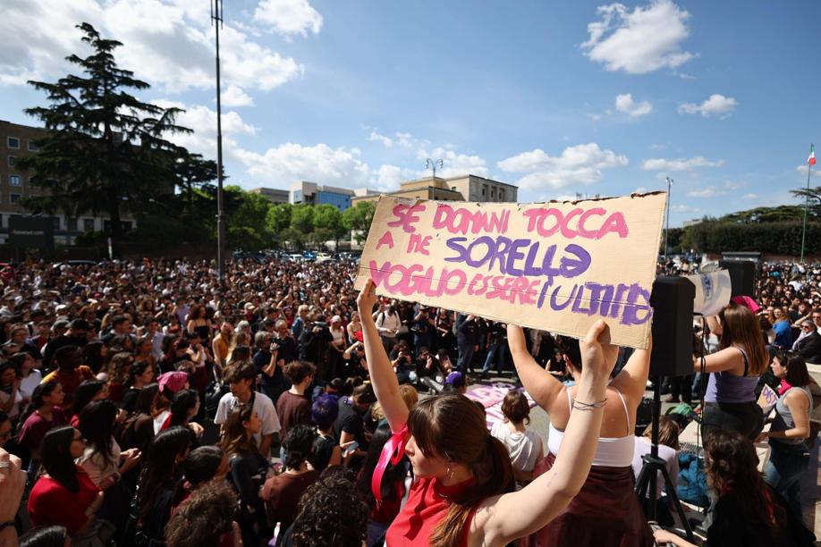 La protesta alla #Sapienza di Roma dopo il femminicidio di #IlariaSula