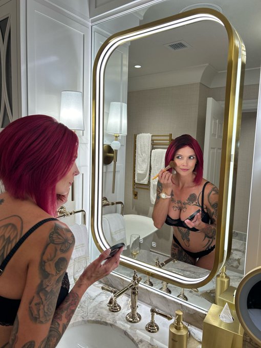 Im online!
So chat with me!?
I like answering my DM's and send custom pics ad vids too!
#OnlyOnLoylalFans
#spoilme??