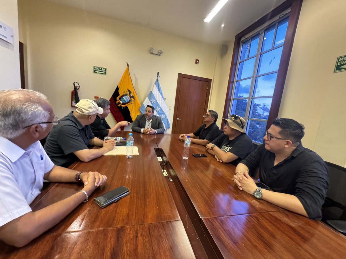 sitramilagroec's tweet photo. ✊Unidos por nuestros derechos✊Ayer, miembros de las diferentes unidades de negocio de CNEL y sindicatos participaron en una marcha pacífica en Guayaquil. La caminata inició en la calle 9 de Octubre y culminó en las instalaciones de la Gobernación. https://t.co/Tjyn4lDRND