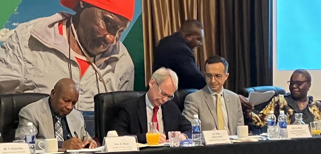 Sweden in Zimbabwe 🇸🇪 (@swedeninzw) on Twitter photo Excited to launch our joint social protection program, aimed at strengthening Zim's social protection system.
As <a href="/SwedAmbZimbabwe/">Amb. Per Lindgärde</a> said, "For Sweden, social protection is both a human right & a powerful tool to strengthen resilience, promote inclusive growth, & reduce poverty." Excited to launch our joint social protection program, aimed at strengthening Zim's social protection system.
As <a href="/SwedAmbZimbabwe/">Amb. Per Lindgärde</a> said, "For Sweden, social protection is both a human right & a powerful tool to strengthen resilience, promote inclusive growth, & reduce poverty."