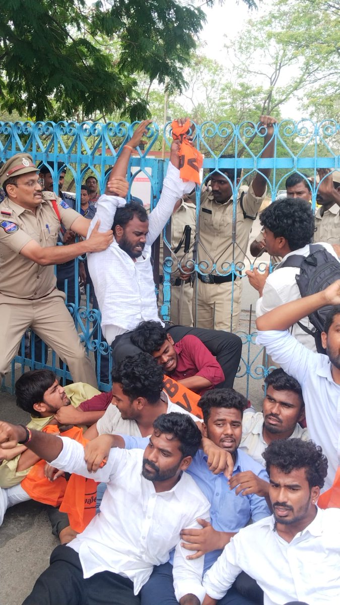 ABVPHariGoud's tweet photo. విశ్వవిద్యాలయాలు విద్య కేంద్రాల లేక వ్యాపార కేంద్రాలా
#HCU కీ సంబంధించిన 400ఎకరాల భూముల వేలం ఆపాలని ABVP ఆధ్వర్యంలో HCU ముట్టడీంచడం జరిగింది.
#SaveHCUBioDiversity  #SaveHCU #SaveHyderabadBioDiversity  @EduMinOfIndia @rashtrapatibhvn  @narendramodi @revanth_anumula @DEFCCOfficial https://t.co/60xDXRaYa0