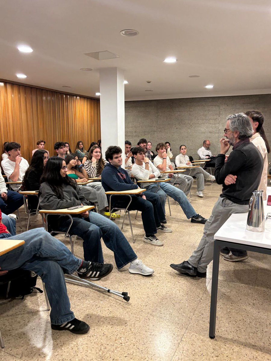 🎬 Aula de Cine
Nuestros colegiales disfrutaron, el pasado lunes, de la charla-coloquio ofrecida por Javier Ocaña, crítico de cine de El País, en la que se abordó el cine desde una perspectiva actual.

#AulaDeCine #actividadescmisabel