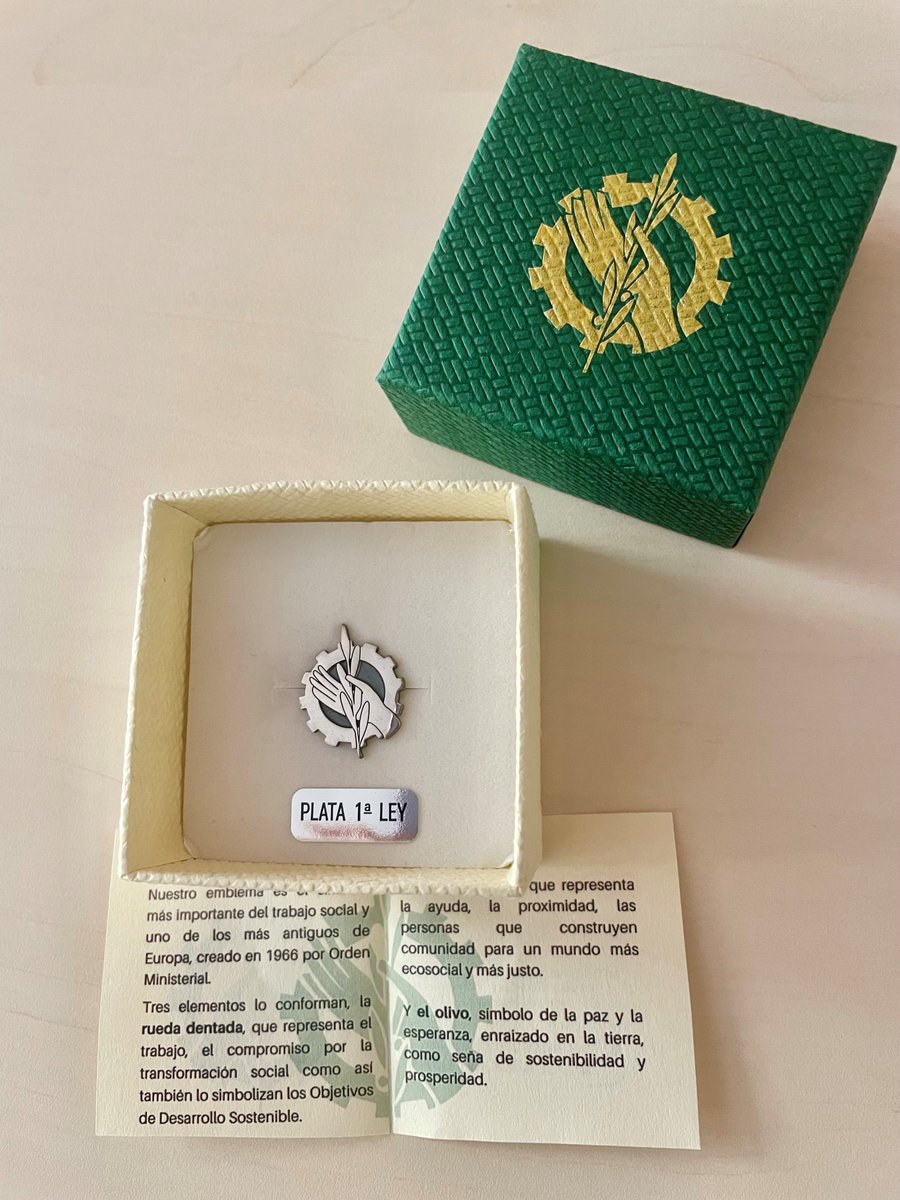 Ayer el Colegio entregó en nombre del mismo y del <a href="/cgtrabajosocial/">CGTrabajoSocial</a> la insignia de la profesión a nuestra Trabajadora Social colegiada más antigua, Mª Concepción Martín Campo, que lleva en nuestro Colegio desde 1982, reconociendo y homenajeando su contribución a la profesión.