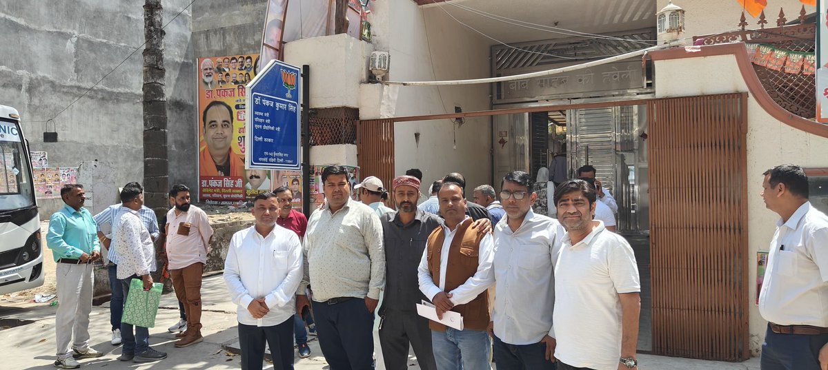 आज डीटीसी कर्मचारी एकता यूनियन ने श्री <a href="/drpankajbjp/">Pankaj Kumar Singh</a> परिवहन मंत्री जी को डीटीसी कॉन्ट्रैक्ट संविदा कर्मचारियों का ज्ञापन सौंपा, और मंत्री जी ने कहा कि हर हाल में कॉन्ट्रैक्ट कर्मचारियों के लिए अच्छा ही होगा, <a href="/gupta_rekha/">Rekha Gupta</a> <a href="/KapilMishra_IND/">Kapil Mishra</a> <a href="/p_sahibsingh/">Parvesh Sahib Singh</a> <a href="/ashishsood_bjp/">Ashish Sood</a> <a href="/dtchq_delhi/">Delhi Transport Corporation</a>