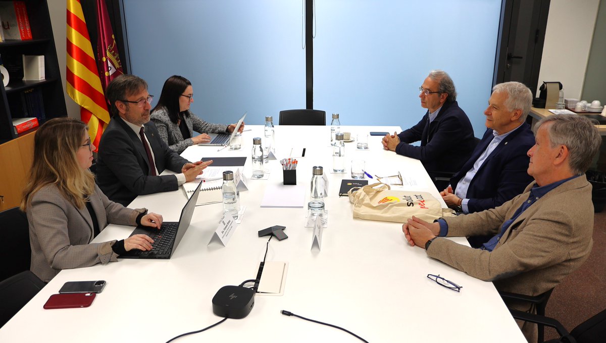 Política Lingüística (@llenguacatalana) on Twitter photo El conseller de Política Lingüística <a href="/VilaFx/">F. Xavier Vila</a> s'ha reunit amb <a href="/MetgxCat/">Salut pel Català</a> per coordinar les propostes d'aquesta associació amb les línies de treball de la conselleria per tal d'incrementar el coneixement i l'ús del català en l'àmbit sanitari. El conseller de Política Lingüística <a href="/VilaFx/">F. Xavier Vila</a> s'ha reunit amb <a href="/MetgxCat/">Salut pel Català</a> per coordinar les propostes d'aquesta associació amb les línies de treball de la conselleria per tal d'incrementar el coneixement i l'ús del català en l'àmbit sanitari.
