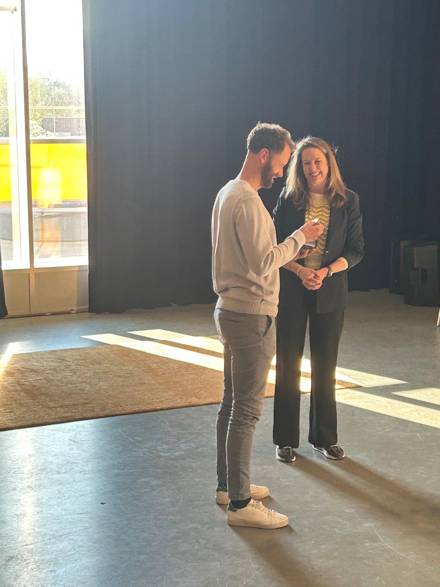 Hyperiondocent Jasper Rijpma had al een lintje, is landelijk onderwijsambassadeur en bovenal een fantastische leraar. Vanwege zijn inzet voor het Amsterdamse onderwijs reikte ik hem vanochtend daarom een Andreaspenning uit. 
Dank Jasper!