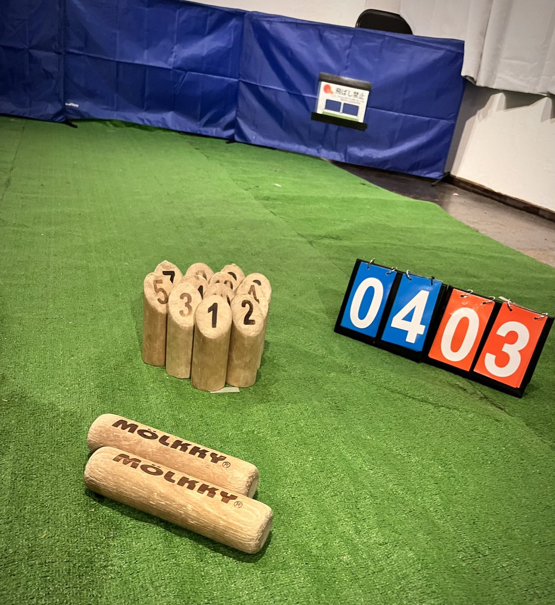 nyalkky248n's tweet image. 本日オープンのmöi&amp;amp;möi（2ndシーズン？）、段ボ１箱の差し入れ持ってお祝いに。店主とのご祝儀対決は2-1で惜敗、悔しいから毎週対決しにいかネバダ🔥 とにかくｵﾒﾃﾞﾄｰ㊗️
#モルックバー #möi&amp;amp;möi #moimoi #モイモイ #札幌 #モルック