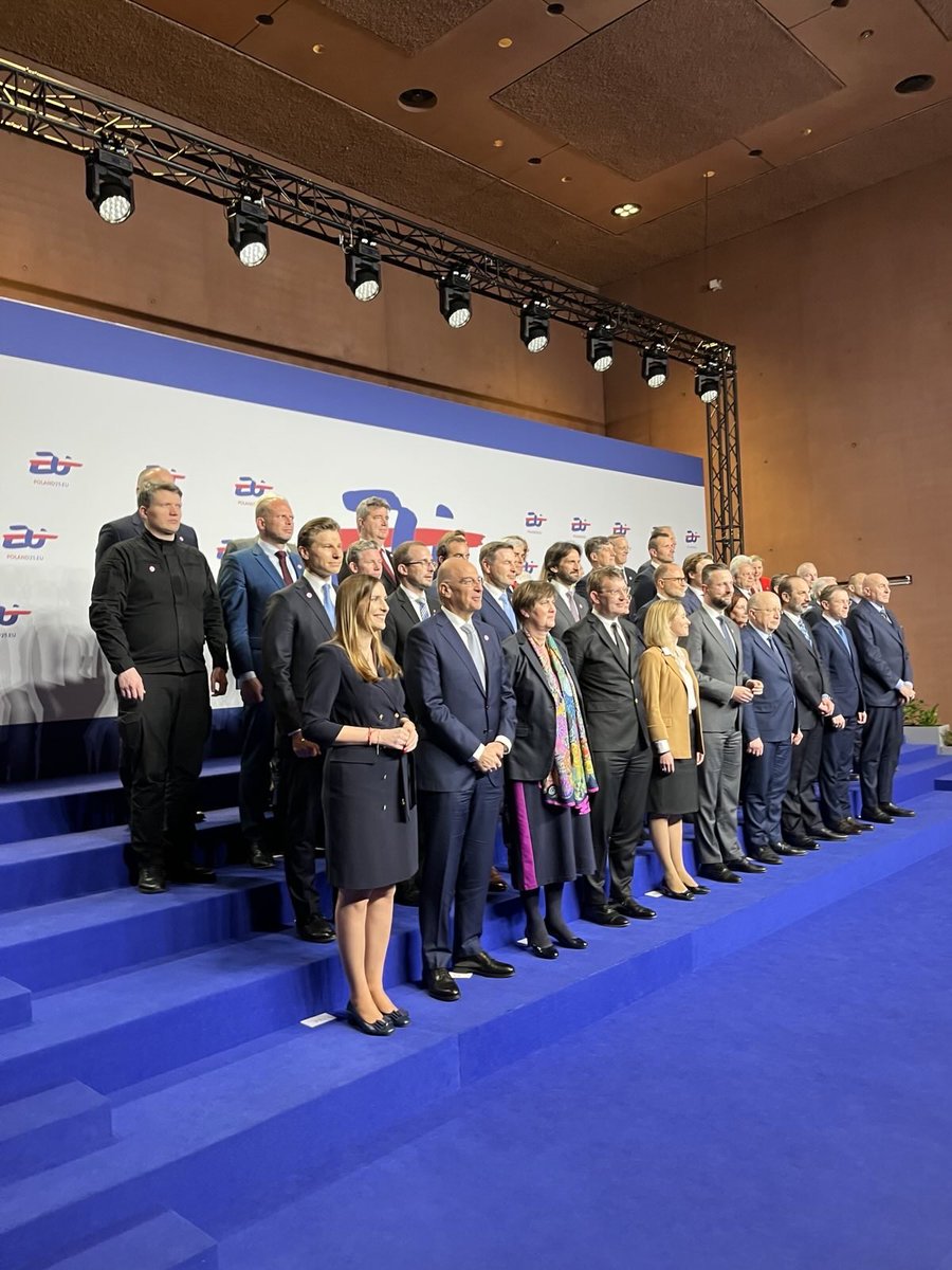 EU-puolustusministerikokous käsitteli Euroopan puolustuksen vahvistamista, puolustusteollisuutta, Ukrainan tukea ja jäsenvaltioiden puolustuspanostuksia. Eurooppa on oikealla raiteella. Kerroin myös Suomen päätöksistä nostaa puolustusmenot 3%:iin ja jalkaväkimiinojen