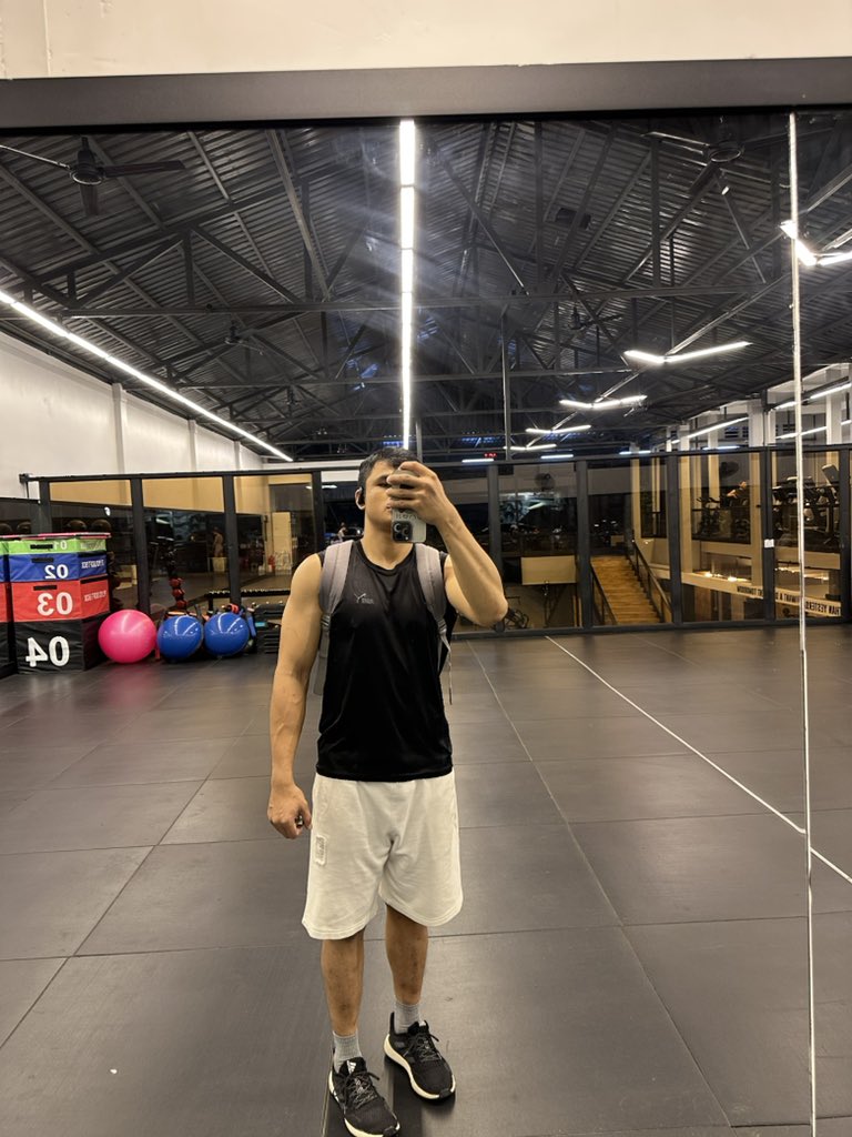 TolyHem1999's tweet photo. #gymrat 🇰🇭🙏💪 https://t.co/3In89vHXfF