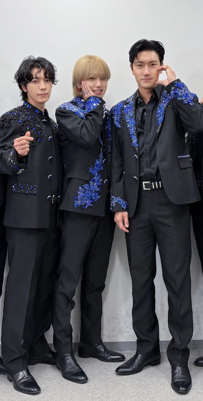 #本日のシヘ 🐴🐯💜💙 兄さんをシヘサンド🐯🐢🐴 兄さんが引っ込んでた時に、ドンヘがシウォナの腕組んだのは配信では映らなかったのかな。 生で ...