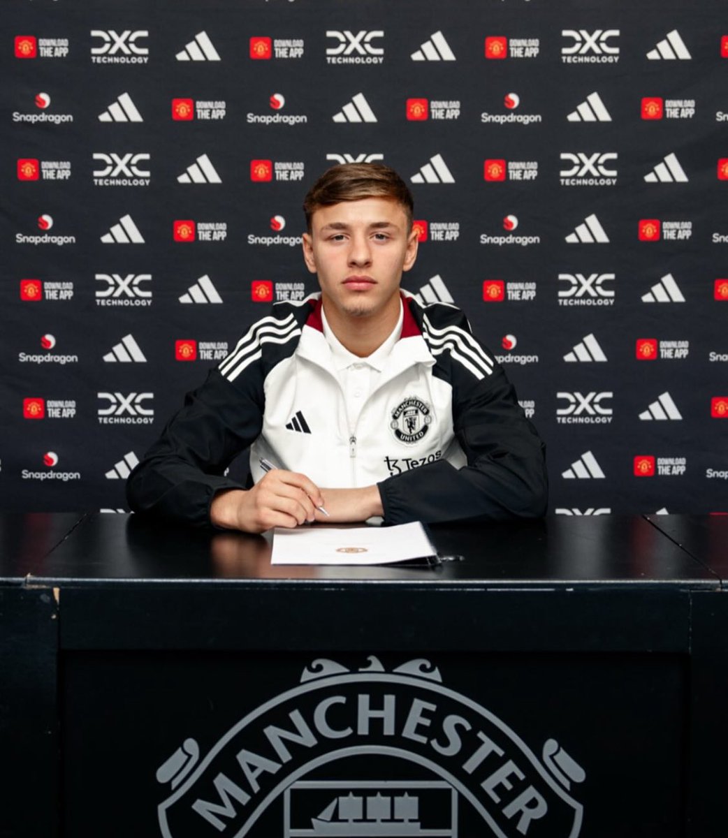 AcademyScoop's tweet image. Amir Ibragimov has signed his first professional contract for Manchester United. 

United tying down another top talent on a long term deal.