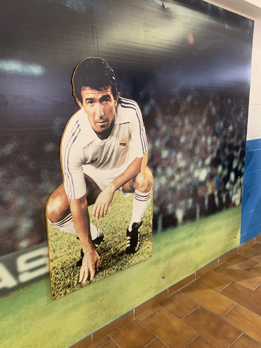 ginestn's tweet photo. @futbol_siglo @j7_roberto @JeniferGomezmi5 @MMacroski @Rancoma_ @AdriRM33 @inakibustos @RealMarcosCF @robertmdaws @FEAFV @leyendasespana Gracias por este magnífico hilo.
Imagen tomada en el pabellón que lleva su nombre de su localidad natal. #Fuengirola 
¡¡Grande Juanito!! https://t.co/NtGOD808cv