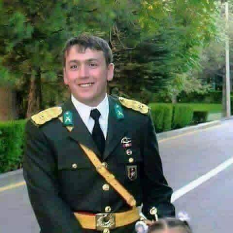 Cizre'de hendek operasyonlarında yaralandı. "Bu yarayla gazi olunmaz" diyerek, gaziliği kabul etmedi. O vatanı için savaşmalıydı. Öyle yaptı, gönüllü Diyarbakır'a göreve gitti. 2 ay sonra kahpe bir pusuda şehit oldu. Enes'in naaşını Diyarbakır'da üç kişi yıkadı. +++