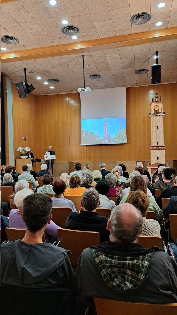 Presents a l'acte de celebració dels 10 anys de l'obra El Rellotger de Gràcia i la presentació del film "L'arqueta dels somnis" que va recollir tot el procés! Visca Gràcia i la seva gent!!! 💙