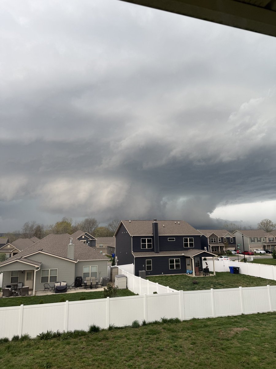 she’s spinny 

maury county, TN looking NW 3:36 PM CST 

<a href="/PettusWX/">James Pettus</a> <a href="/bobby_boyd1946/">BobbyBoyd1946 ⛪️</a> <a href="/ryanhallyall/">Ryan Hall, Y’all</a> <a href="/MaurySevereWx/">MaurySevereWx</a> <a href="/NashSevereWx/">NashSevereWx</a> <a href="/NWSNashville/">NWS Nashville</a>