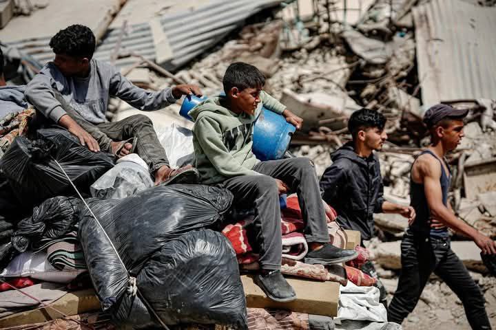 BridsPalestine's tweet photo. #Gazan are dying, screaming with pain and death, a new displacement and a new pain.
#GazaGenocide
#GazaUnderAttack https://t.co/tzjRFWMTzb