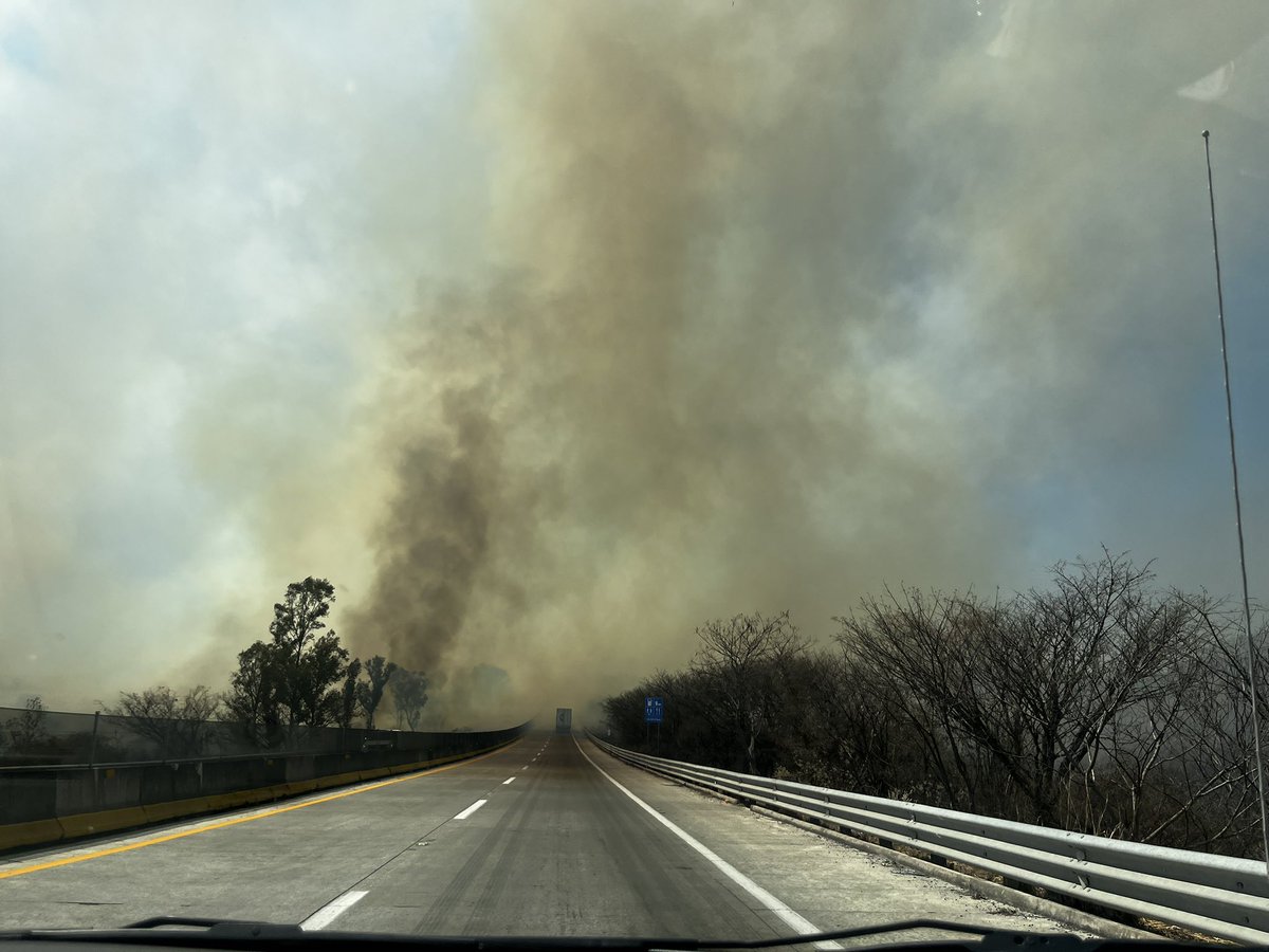 americapl's tweet photo. @UMPCyBZ @PCJalisco @Trafico_ZMG incendio en carretera cuota a Tepic, poco antes de la primera caseta. El camino sobre la carretera casi invadido por las llamas. 🔥 https://t.co/sWOxsWCjKQ