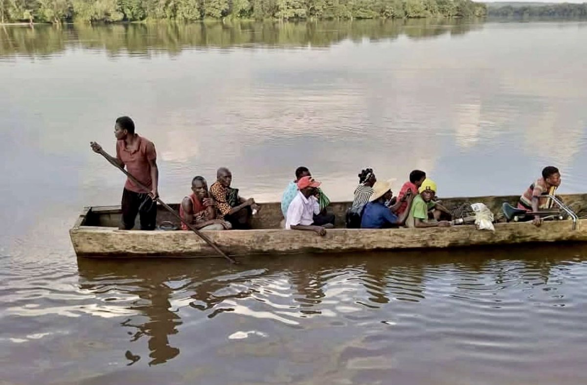bfhend's tweet photo. Navigating the Kwilu River #DRC #DRCongo 2025. The Kwilu looms large in my consciousness; the barges transporting goods and people to #Vanga  along Congo’s interior waterway system. Life looks so placid and serene away from the conflict zone. https://t.co/4lkUDsw5gv
