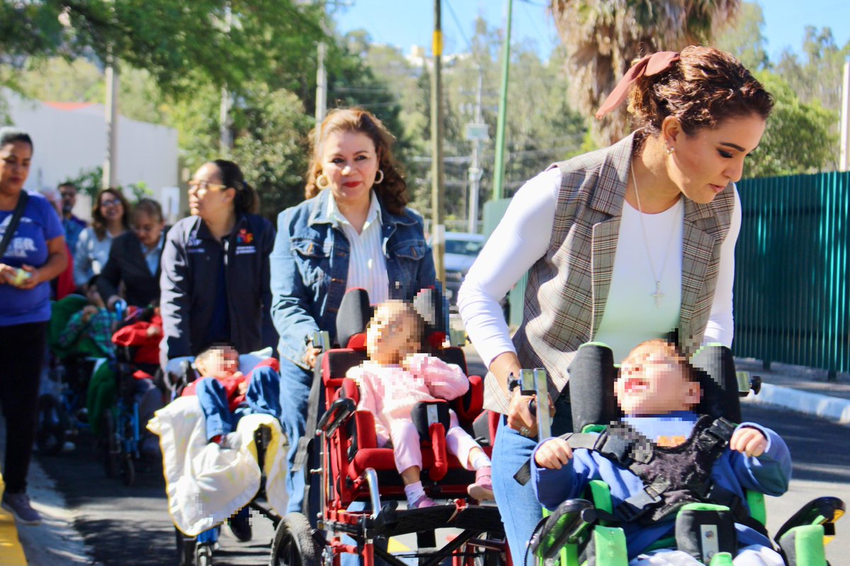 ¡Cada día #ConstruimosElFuturo hacia el Durango que merecemos!

Hoy celebramos la entrega de la nueva calle en Ferrocarril, Predio Canoas, un espacio renovado que mejora la seguridad de las familias. 

Seguimos transformando nuestra ciudad con obras que marcan la diferencia. 🚗