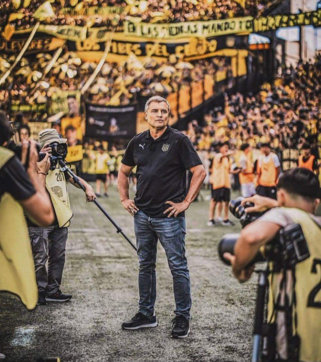 FernandoFachol2's tweet photo. En hincha de Peñarol de verdad tiene que aguantar las malas y si estamos de acuerdo que Diego le erro en la conformación del equipo y que el equipo no está dando lo que tiene que dar, pero en fin de año el 100% de los peñarolenses sabíamos que Diego era el DT, ahora a bancar 🖤💛 https://t.co/iH6fzmpT9l