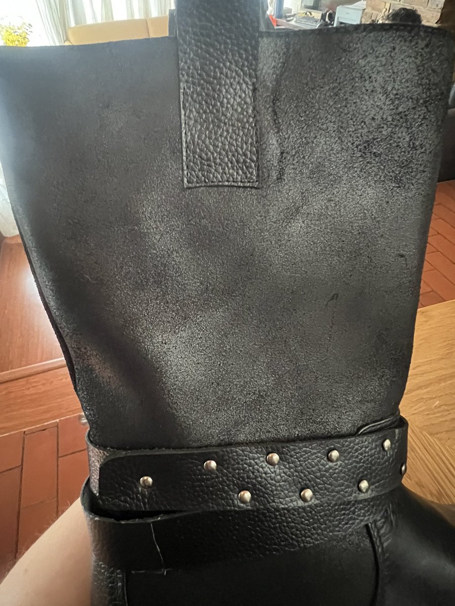 Solo_Caro_'s tweet photo. Oigan @Falabella_co, la respuesta que me han brindado por acá, vía telefónica y por email es deplorable e inaceptable. Empezaré acciones con la @sicsuper para ver si así puedo recuperar mi plata. 
Compré estas botas vía @Falabella_co y llegan sin etiqueta y con signos de uso https://t.co/4ck1D5qCLi