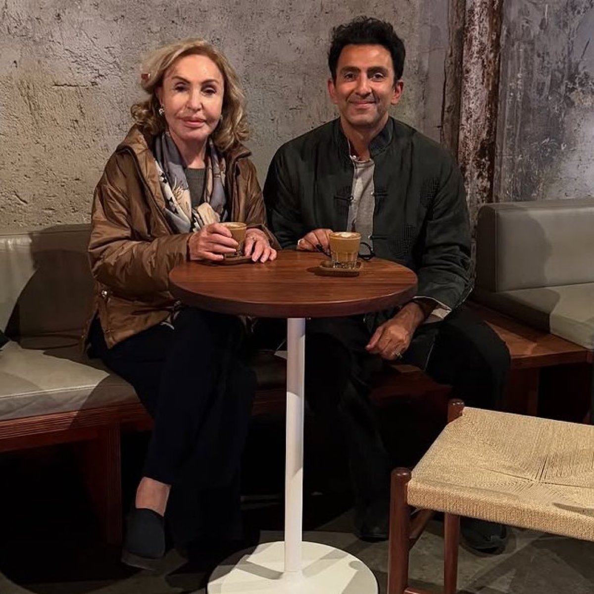 ajans_muhbir's tweet image. Ali Koç&apos;un annesi Çiğdem Simavi, Espressolab&apos;in kurucusu Esat Kocadağ’la EspressoLab’te kahve içti.