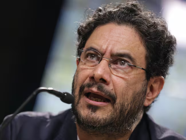 A este ROÑOSO HIJUEPUTA: Mientras muchos lo aplauden como defensor de derechos humanos, Iván Cepeda ha construido su carrera política sobre la victimización y el odio selectivo. Se presenta como adalid de la paz, pero jamás ha alzado la voz contra los crímenes de las guerrillas