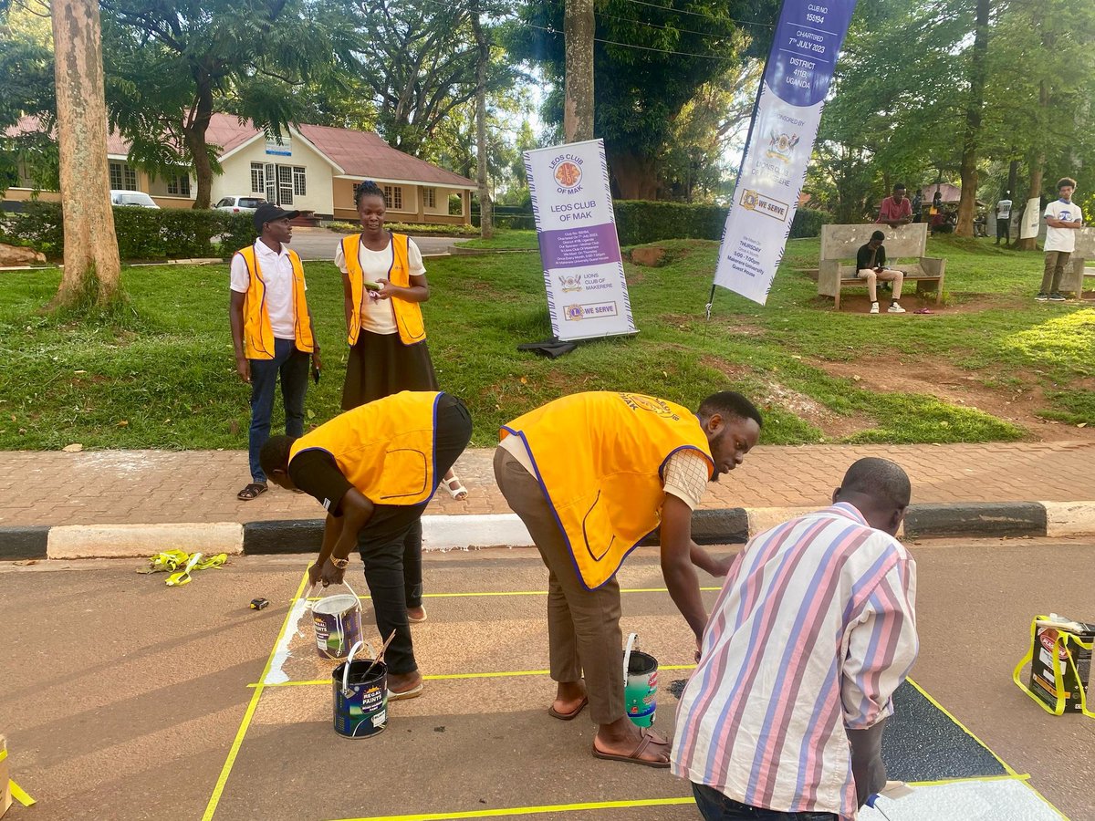 Today, the Leos of Mak, in collaboration with their sponsor club, Lions of Makerere, successfully painted zebra crossings at Makerere University this evening
Kudos to the team for their community service
#MakerereUniversity
#LeosClubOfMak
#LionsClubOfMakerere
#LeoAwarenessMont