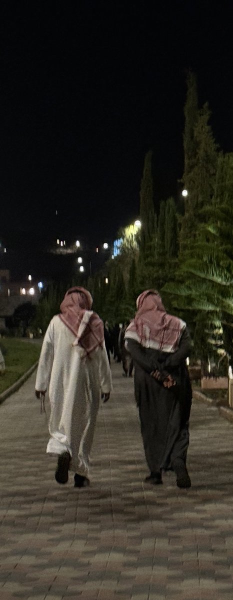 osaimGD's tweet photo. عندي قناعة إن أبها لها تأثير خاص ومختلف على أهلها، مدينة يسكنها وتسكنه أينما حلّ وارتحل. أنا أتعامل معها بحنين كأني مفارقها، وأنا عايشة بين أرضها وسماها. ♥️ https://t.co/4IUO9kAJUF