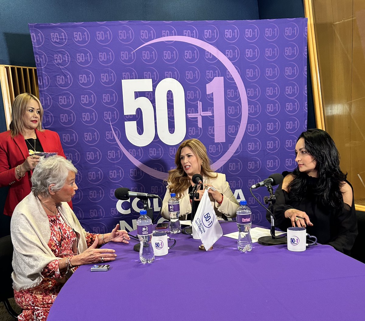 M_OlgaSCordero's tweet photo. Mi querida @ClauCorichi y la colectiva nacional de mujeres @50mas1Mx me invitaron a grabar un episodio del #podcastvencerelsilencio con Debby García, platicamos, entre otras cosas, sobre las barreras que enfrentamos las mujeres en el ámbito laboral, las violencias contra las mujeres y nuestra lucha por la igualdad.

¡No sé lo pierdan!