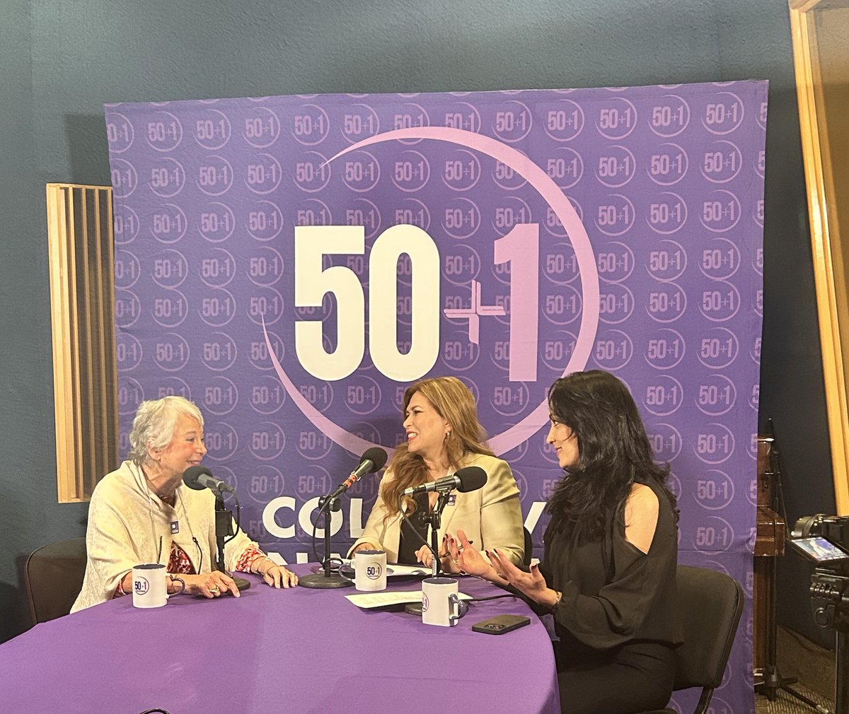 M_OlgaSCordero's tweet photo. Mi querida @ClauCorichi y la colectiva nacional de mujeres @50mas1Mx me invitaron a grabar un episodio del #podcastvencerelsilencio con Debby García, platicamos, entre otras cosas, sobre las barreras que enfrentamos las mujeres en el ámbito laboral, las violencias contra las mujeres y nuestra lucha por la igualdad.

¡No sé lo pierdan!