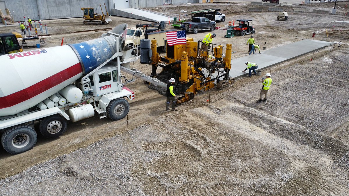slipformcanada's tweet photo. We’re in Ohio this week, training this company on converting their Gomaco 3600 to pave dolly pads. After three days of training and a brief rain delay, they finally ran their first trucks through the machine today! https://t.co/aZV8qGiAOC