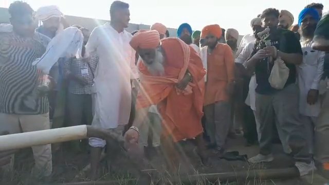 ZiraMorcha's tweet photo. ਇਹ ਫੋਟੋ ਅੱਜ ਤੋਂ ਕਰੀਬ ਦੋ ਸਾਲ ਪਹਿਲਾਂ ਦੀ ਹੈ ਜਦੋ @SantSeechewal63 ਜ਼ੀਰੇ ਦੇ ਵਿੱਚ ਪਾਣੀ ਦੇ ਸੈਂਪਲ ਲੈਣ ਆਏ ਸੀ ਪਰ ਬੜੇ ਅਫਸੋਸ ਨਾਲ ਕਹਿਣਾ ਪੈ ਰਿਹਾ ਬਾਬਾ ਜੀ ਦੇ ਸ਼ਾਇਦ ਓਦੋਂ ਚਿੱਟਾ ਮੋਤੀਆ ਉਤਰਿਆ ਹੋਇਆ ਸੀ ਕਿਉਕਿ ਬਾਬਾ ਜੀ ਦੀ ਰਿਪੋਰਟ ਨੇ ਕਾਲੇ ਪਾਣੀ ਨੂੰ ਸਾਫ ਦੱਸਿਆ ਸੀ #ziramorcha https://t.co/VGDnrT0G5k