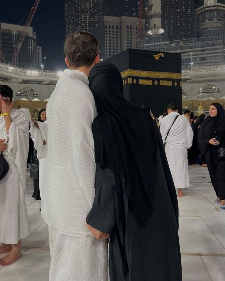 "اللهمَّ رفيقًا صَالحًا يأخذ بأيدينا إليكَ"🤍