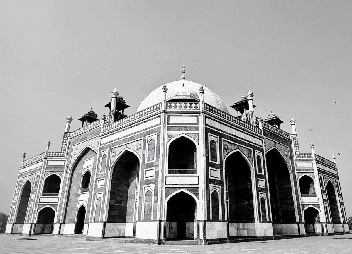 shailenchawla's tweet image. On an early morning visit to Humayun&apos;s tomb - during the winters. Early enough so the crowds had not built up - so I could get a clear pic. Then played around with a black &amp;amp; white filter. Looks surreal 
#Humayun #mughalarchitecture #mobilephotography #Delhi